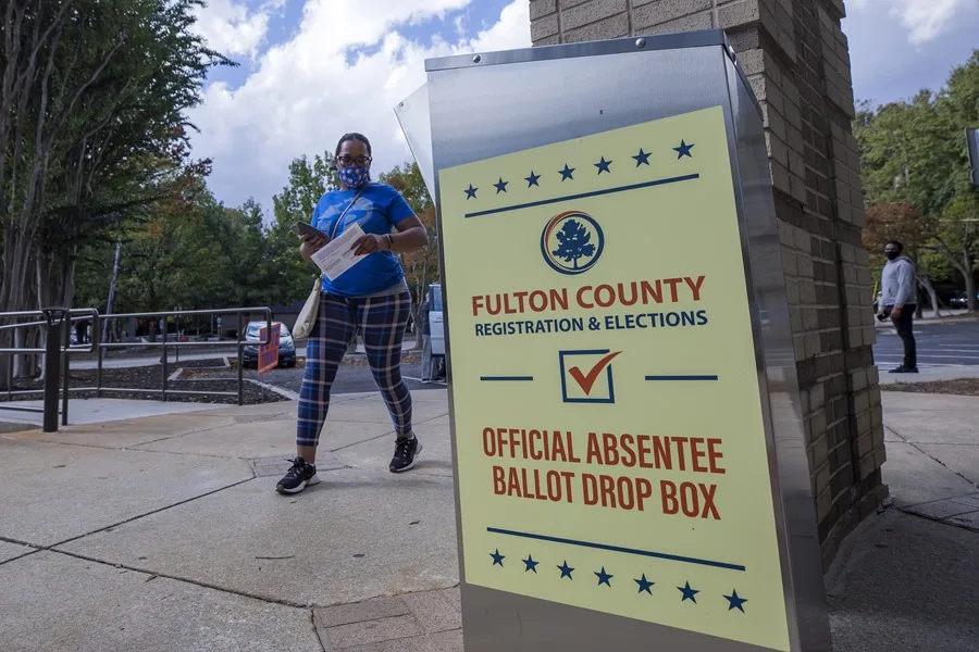 Una jueza federal desbloquea la aplicación de la orden de Trump para limitar el voto por correo 2 En la foto, un buzón de voto por correo, en Atlanta