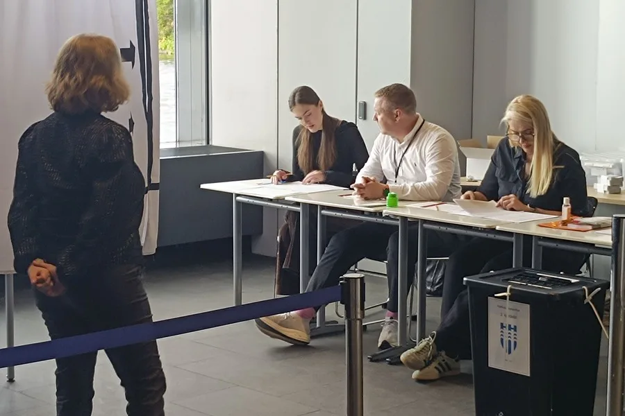 El «no» gana en el referendo islandés sobre la UE 4 En la foto, Mesa de votación en Islandia