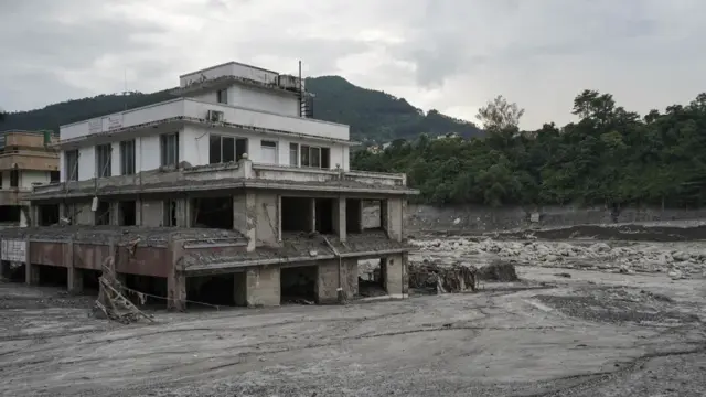 Suben a 903 los muertos y a 4.247 los desaparecidos de la violenta riada en Nepal 1 En la foto, el pueblo arrasado por la riada, en la zona baja de Nawakot, en el pueblo de Bidu