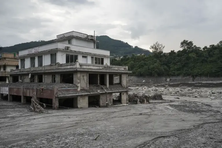 En la foto, el pueblo arrasado por la riada, en la zona baja de Nawakot, en el pueblo de Bidu