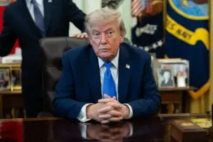 En la foto, El presidente de EE.UU., Donald Trump, durante un acto de firma de una orden ejecutiva este jueves en el Despacho Oval de la Casa Blanca en Washington