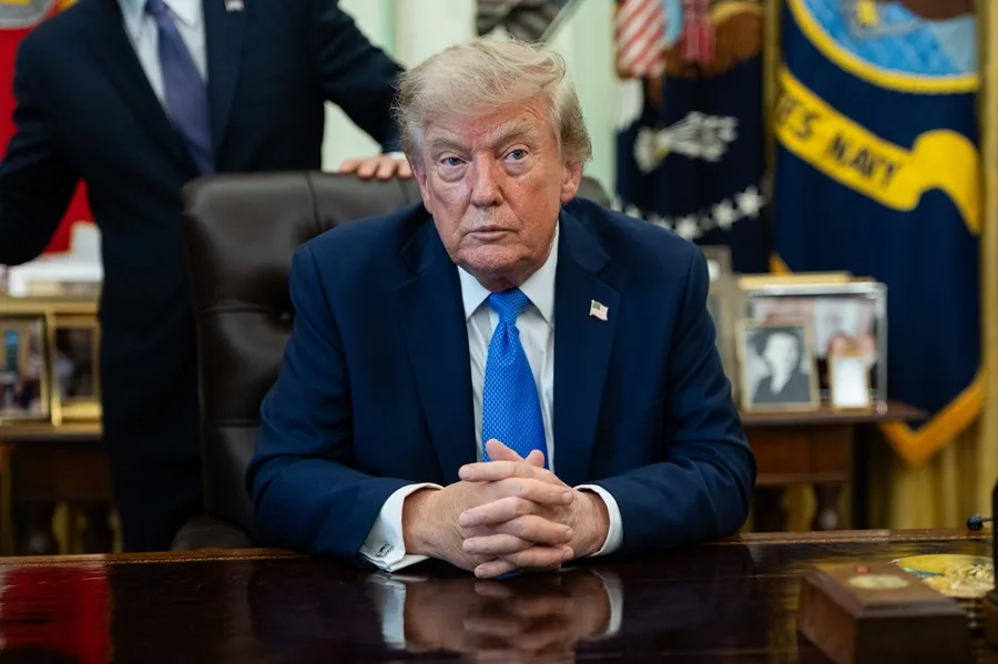 Trump impone un arancel del 15 % al insumo clave para fabricar paneles solares y semiconductores 2 En la foto, El presidente de EE.UU., Donald Trump, durante un acto de firma de una orden ejecutiva este jueves en el Despacho Oval de la Casa Blanca en Washington