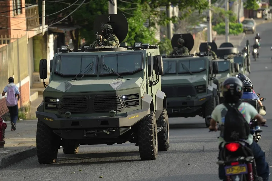 EE.UU. prevé destinar 1.000 millones de dólares a Colombia para un paquete de seguridad 3 En la foto, vehículos blindados del Ejército de Colombia patrullando las calles del barrio Siloé, en Cali