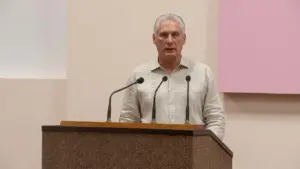 En la foto, Miguel Díaz-Canel le habla a los delegados presentes en Cuba