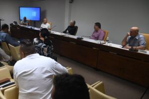 En la foto, la cúpula dirigente cubana se reúne con el sector privado para hablar de precios