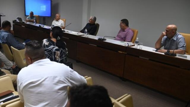 Discurso oficial y crisis de confianza en Cuba 1 En la foto, la cúpula dirigente cubana se reúne con el sector privado para hablar de precios