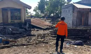 En la foto, Un técnico comprueba los daños provocados por el terremoto en la localidad de Mbay, en la provincia de East Nusa Tenggara