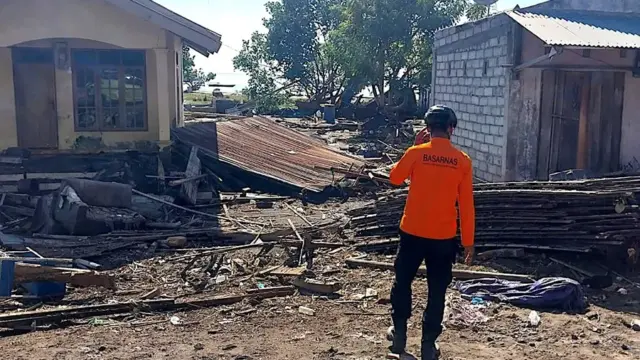 En la foto, Un técnico comprueba los daños provocados por el terremoto en la localidad de Mbay, en la provincia de East Nusa Tenggara
