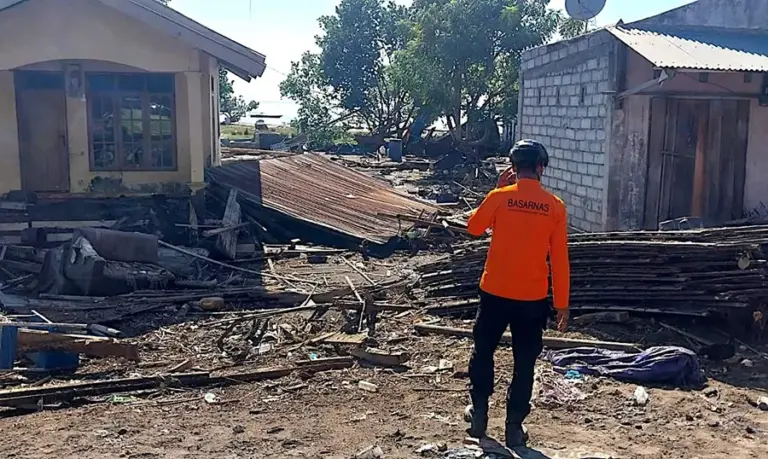 Suben a 51 los muertos tras el terremoto de magnitud de 7,7 en Indonesia 1 En la foto, Un técnico comprueba los daños provocados por el terremoto en la localidad de Mbay, en la provincia de East Nusa Tenggara