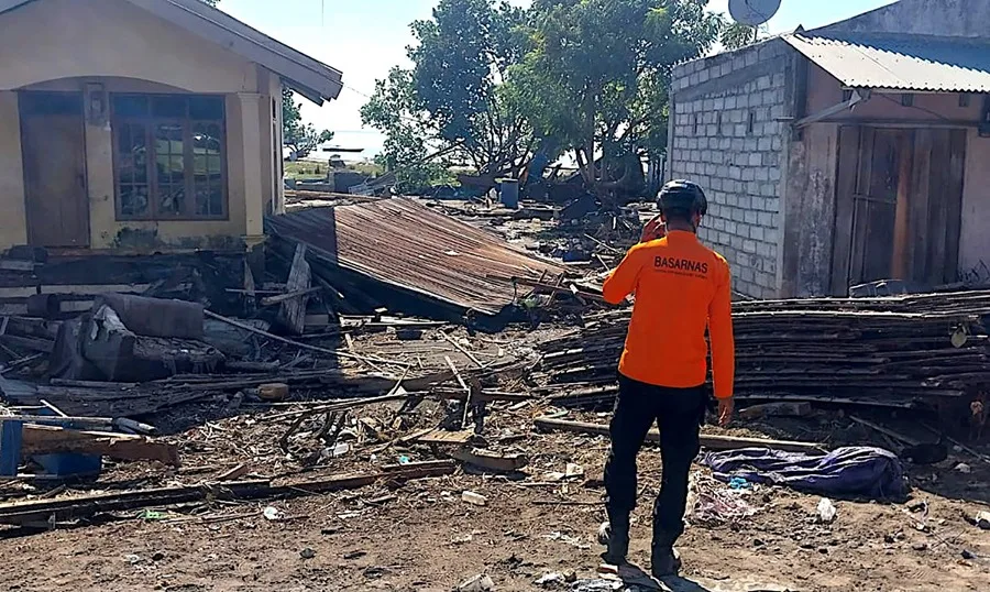 En la foto, Un técnico comprueba los daños provocados por el terremoto en la localidad de Mbay, en la provincia de East Nusa Tenggara