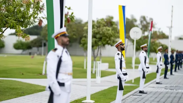 Emiratos suspende relaciones comerciales y financieras con Irán por lanzamiento de misiles 1 En la foto, la guardia de honor de las Fuerzas Armadas de los EAU
