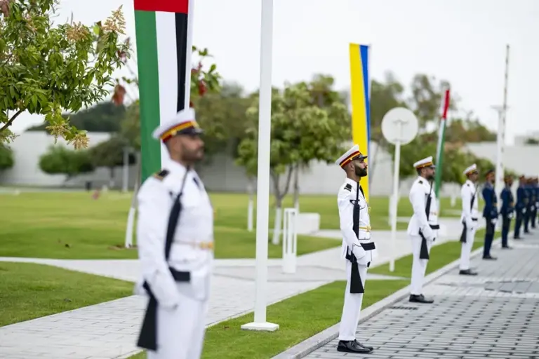 En la foto, la guardia de honor de las Fuerzas Armadas de los EAU
