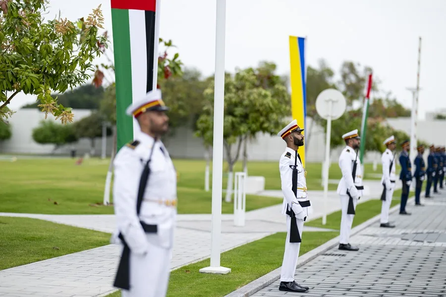 En la foto, la guardia de honor de las Fuerzas Armadas de los EAU