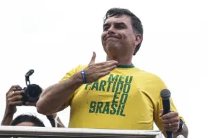 En la foto, El candidato a la Presidencia de Brasil por el Partido Liberal, Flávio Bolsonaro, reacciona durante el lanzamiento de su campaña, en la playa de Copacabana en Rio de Janeiro (Brasil)