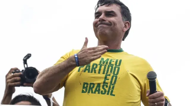 En la foto, El candidato a la Presidencia de Brasil por el Partido Liberal, Flávio Bolsonaro, reacciona durante el lanzamiento de su campaña, en la playa de Copacabana en Rio de Janeiro (Brasil)
