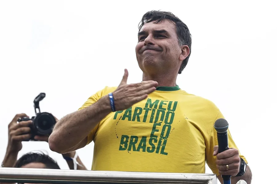 En la foto, El candidato a la Presidencia de Brasil por el Partido Liberal, Flávio Bolsonaro, reacciona durante el lanzamiento de su campaña, en la playa de Copacabana en Rio de Janeiro (Brasil)