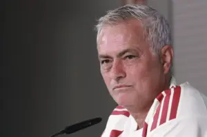En la foto, El entrenador del Real Madrid, José Mourinho, durante la rueda de prensa