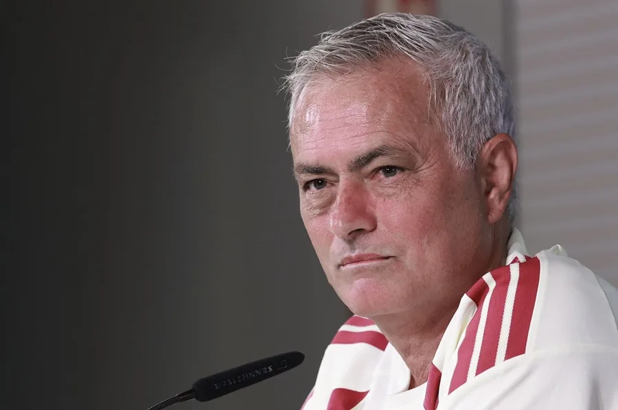 En la foto, El entrenador del Real Madrid, José Mourinho, durante la rueda de prensa