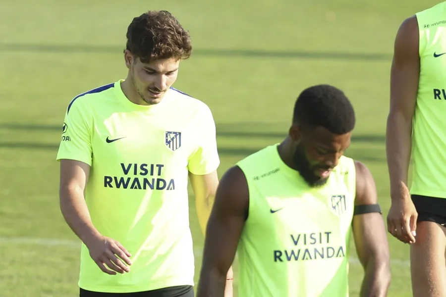 En la foto, El jugador del Atlético de Madrid Julián Álvarez, durante el entrenamiento, en la Ciudad Deportiva Atlético de Madrid en Majadahonda