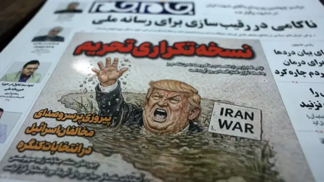 En la foto, Copias del diario iraní 'Jame-Jam' con una caricatura del presidente de EE.UU., Donald Trump, y un titular en persa que dice 'Versión Duplicada de Sanciones' informando sobre la nueva amenaza económica contra Irán, junto a un quiosco en Teherán