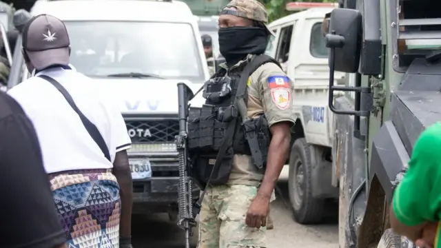 En la foto, un integrante de las Fuerzas Armadas de Haití custodiando una calle luego de una ataque armado, en el sector de Kenscoff (Haití)