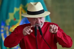 En la foto, El presidente de Brasil, Luiz Inácio Lula da Silva (c), en una rueda de prensa durante este miércoles, en el Palacio de la Alvorada, en Brasilia (Brasil)