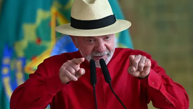 En la foto, El presidente de Brasil, Luiz Inácio Lula da Silva (c), en una rueda de prensa durante este miércoles, en el Palacio de la Alvorada, en Brasilia (Brasil)
