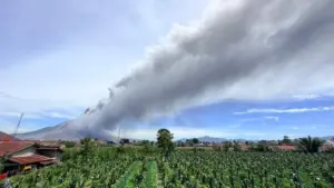 En la foto, El volcán Sinabung, uno de los más activos de Indonesia, erupcionó este lunes tras varios días de intensa actividad y expulsó una enorme columna de ceniza que se elevó unos 3.500 metros sobre su cima