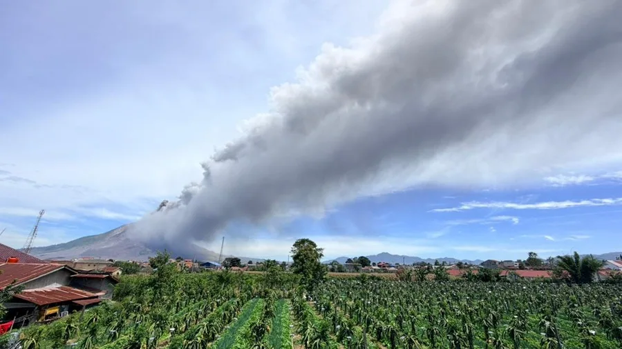 Erupciona en Indonesia el volcán Sinabung y expulsa una columna de ceniza de 3.500 metros 2 En la foto, El volcán Sinabung, uno de los más activos de Indonesia, erupcionó este lunes tras varios días de intensa actividad y expulsó una enorme columna de ceniza que se elevó unos 3.500 metros sobre su cima