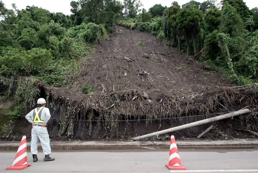 En la foto, un deslizamiento de tierras de una ladera en Tarumizu, cerca de Kagoshima, al sur de Japón, tras el paso de un tifón