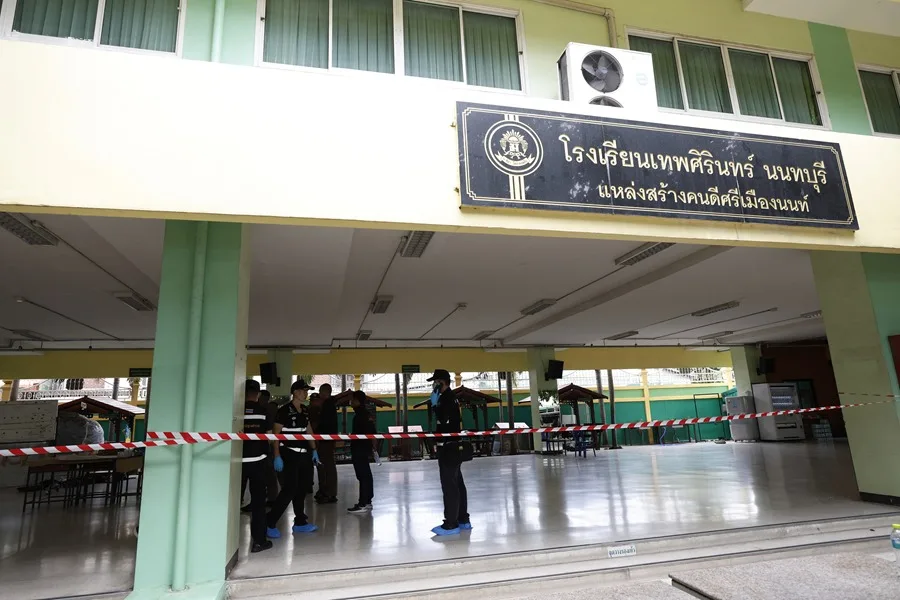 En la foto, Policía en la escuela Debsirin Nonthaburi, en la provincia tailandesa de Nonthaburi, donde este viernes se ha registrado un tiroteo mortal.