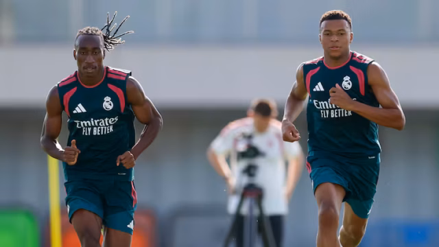 En la foto, Diomande y Mbappé