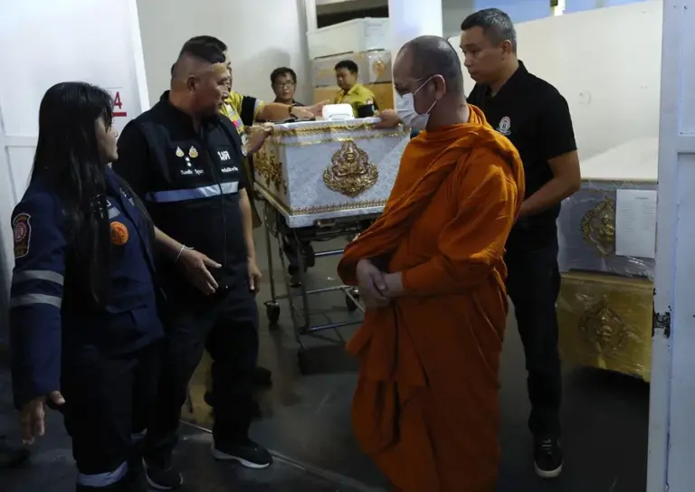 En la foto, Familiares de las víctimas del tiroteo del pasado viernes en una escuela de Tailandia