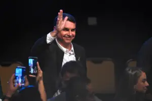 En la foto, El candidato presidencial brasileño Flávio Bolsonaro reacciona durante una ceremonia del Partido Liberal en Brasilia