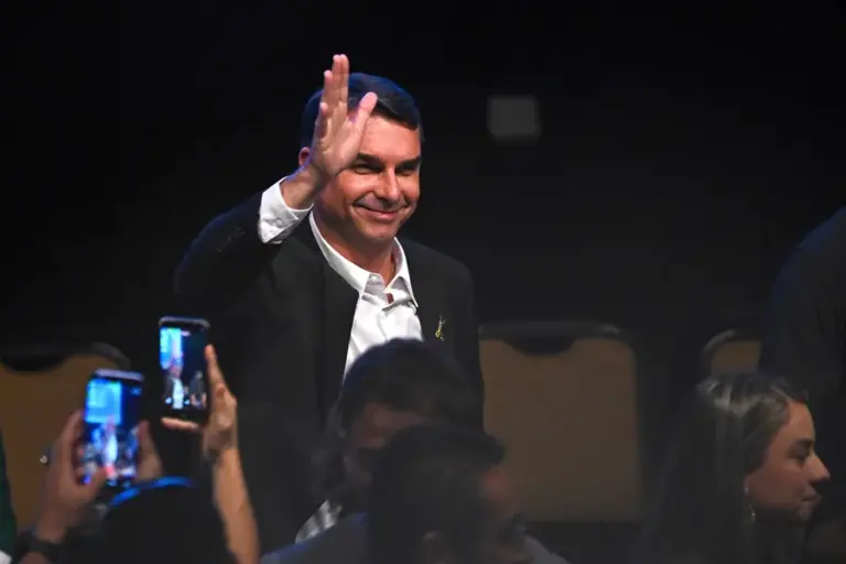 En la foto, El candidato presidencial brasileño Flávio Bolsonaro reacciona durante una ceremonia del Partido Liberal en Brasilia