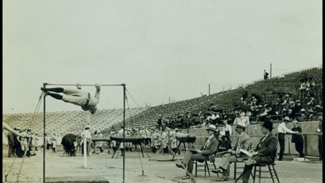 El hombre de la pierna de madera que ganó seis medallas 1 En la foto, George Eyser trabajando en las barras