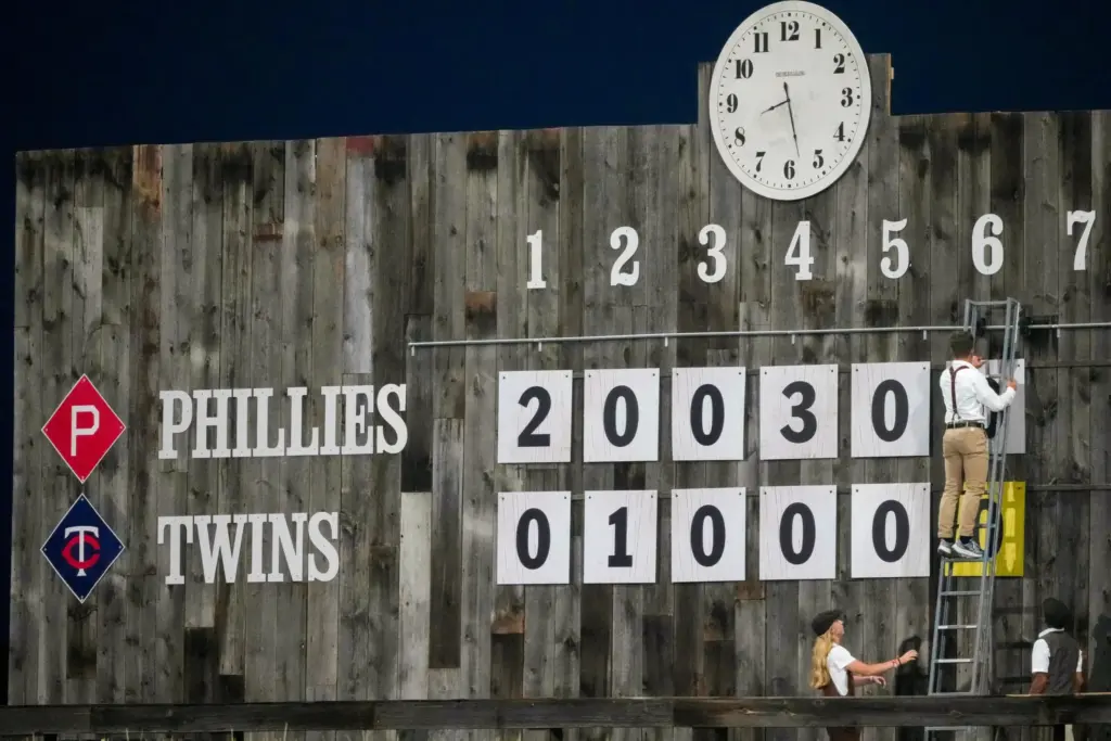 Kyle Schwarber pega dos jonrones hacia el maizal de Field of Dreams 2 Kyle Schwarber pega dos jonrones hacia el maizal de Field of Dreams