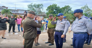 En la foto, la policía de Quemado de Güines devuelve a los dueños cosas encontradas a aun ladrón y lo hace ante cámaras para dejar pruebas de que supuestamente trabajan