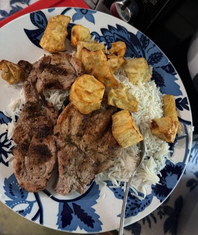 La hipocresía del régimen: entre banquetes y niños que comen de la basura