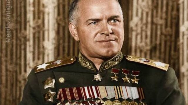 En la foto, el mariscal Georgui Zhúkov