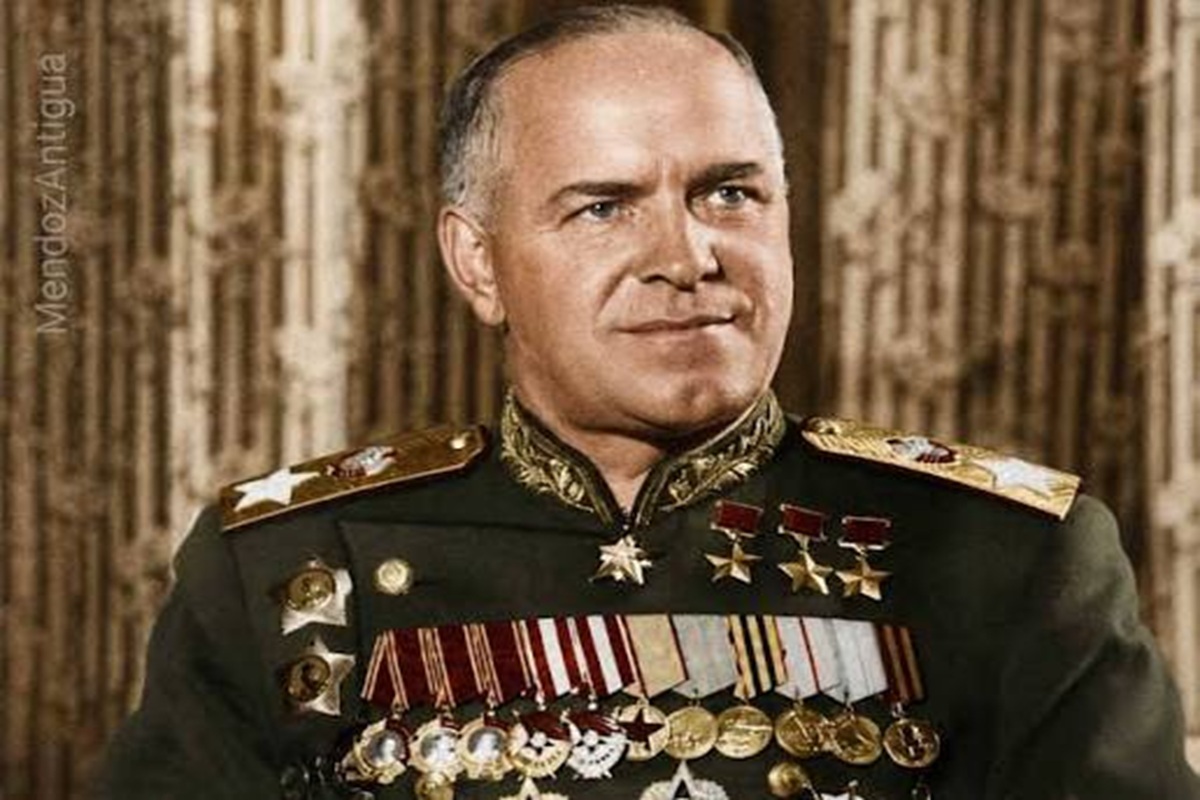En la foto, el mariscal Georgui Zhúkov