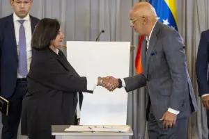 En la foto, La exdiputada y expresidenta de la Asamblea Nacional de Venezuela (2015), Dinorah Figuera, y el presidente del Parlamento de Venezuela, Jorge Rodríguez, firman un documento en la última sesión de la mesa de diálogo este miércoles, en Caracas