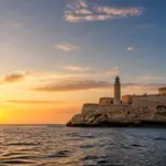 Amanecer sobre el Castillo del Morro en La Habana, Cuba, símbolo de esperanza y libertad.