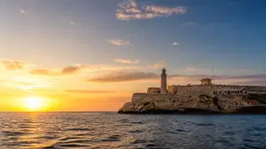 Amanecer sobre el Castillo del Morro en La Habana, Cuba, símbolo de esperanza y libertad.