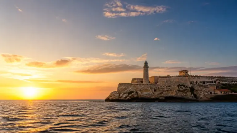 Liberación de Cuba: cómo pasar de la dictadura a la democracia sin caer en otra dictadura 1 Amanecer sobre el Castillo del Morro en La Habana, Cuba, símbolo de esperanza y libertad.