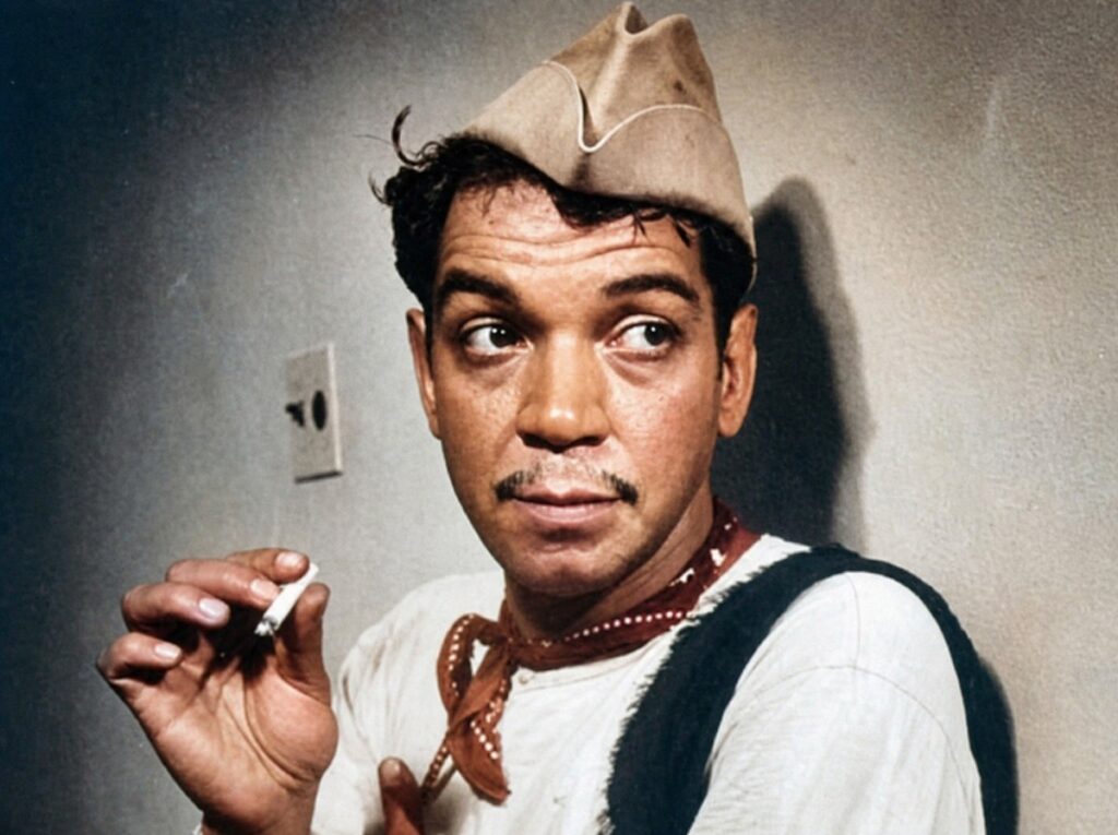 Retrato en color de Cantinflas con sombrero y pañuelo, conservando el grano de la fotografía original.