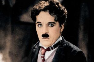 Charles Chaplin caracterizado como el Vagabundo en una fotografía de archivo coloreada