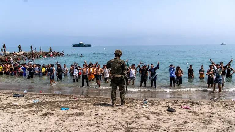 Ceuta, una crisis migratoria que puso a prueba al Estado español 7 Crisis migratoria en Ceuta: migrantes en una playa frente a la frontera con Marruecos