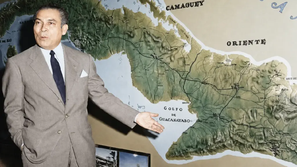 Fulgencio Batista: biografía del dictador cubano 3 Fulgencio Batista frente a un mapa de Cuba durante su etapa política