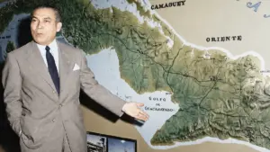 Fulgencio Batista frente a un mapa de Cuba durante su etapa política